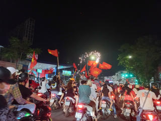 Huế: Hàng nghìn người xuống đường, cờ bay rợp đường phố