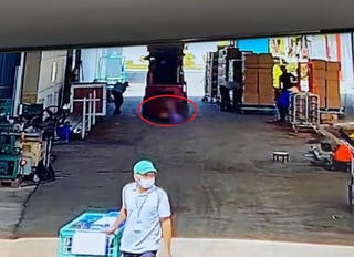 Lái xe nâng lùi bất cẩn đè chết nữ công nhân