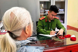 Bị dọa 'dính' án ma túy, cụ bà vét sạch vàng để 'cống nạp' cho kẻ xấu