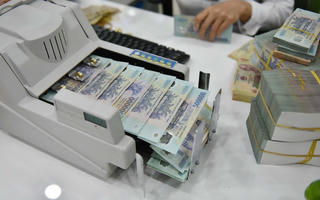 Ép người vay vốn phải mua kèm bảo hiểm?
