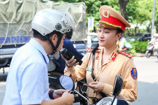 Nữ CSGT kiểm tra nồng độ cồn: Các tài xế vui vẻ, chấp hành