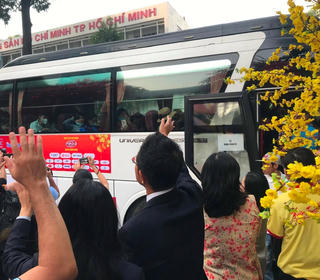 “Chuyến xe mùa xuân” đưa hơn 2 ngàn sinh viên, người lao động nghèo về quê đón Tết