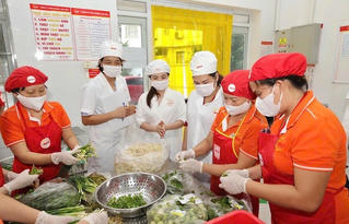 Bữa trưa miễn phí cho học sinh: "Chọn mặt gửi vàng" đối với đơn vị cung cấp