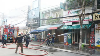 Đà Nẵng: Lửa thiêu rụi cửa hàng bán đồ thể thao