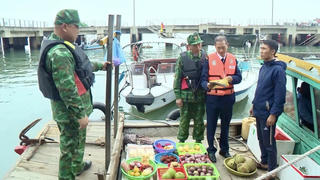 Xử lý phương tiện bán hàng rong đeo bám khách du lịch trên Vịnh Hạ Long