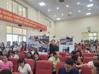 Vụ phụ huynh 'vây' trường tại Hà Nội: Phó Chủ tịch UBND quận hẹn đến ngày 27/8 mới có câu trả lời