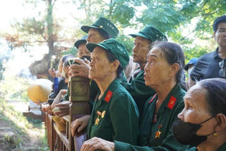 Đông đảo người dân đến tiễn biệt phu nhân Đại tướng Võ Nguyên Giáp tại Vũng Chùa - Đảo Yến