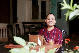 Nghị lực của chàng trai khuyết tật