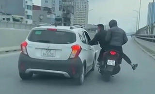 Hà Nội: Hai thanh niên đi xe máy vào đường cấm, hành hung tài xế ôtô