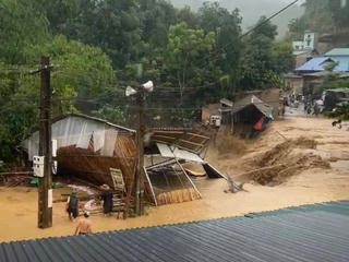 Lũ quét cuốn trôi nhà ở Thanh Hóa