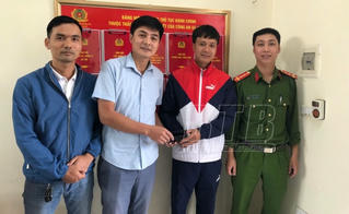 Thái Bình: Nhặt được ngoại tệ, hai thầy giáo trả lại người đánh rơi