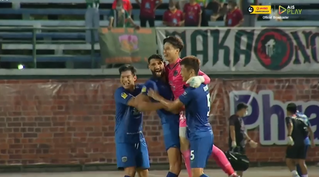 Thủ môn Thái Lan lập 'siêu phẩm' đá phạt từ khoảng cách 70 m