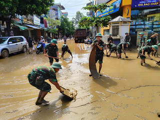 Quân dân cùng gánh bùn dọn lũ, ổn định cuộc sống