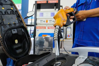 Ngày đầu năm mới, giá xăng tăng hơn 1.000 đồng một lít