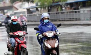 Hà Nội trời mưa rét, nhiệt độ thấp nhất 17 độ C