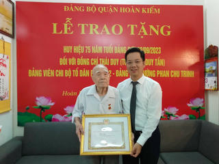Trao huy hiệu 75 năm tuổi Đảng cho nhà báo lão thành Thái Duy 