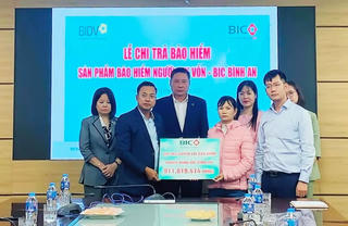 BIC trao hơn 900 triệu đồng bảo hiểm cho khách hàng vay vốn tại BIDV Thái Hà