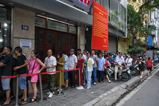Người dân xếp hàng dài mua bánh Trung thu tại Hà Nội
