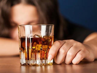 Cảnh báo nguy cơ ngộ độc rượu dịp cuối năm