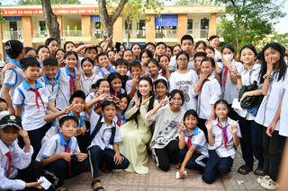 Hoa hậu Ban Mai mang Trung thu đến với trẻ em có hoàn cảnh khó khăn