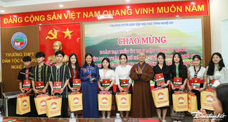 Đoàn Mặt trận Tổ quốc TP Hà Nội trao quà cho học sinh khó khăn tại Nghệ An