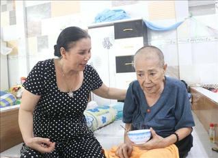 Những tấm lòng nhân ái chăm lo, giúp đỡ người già neo đơn