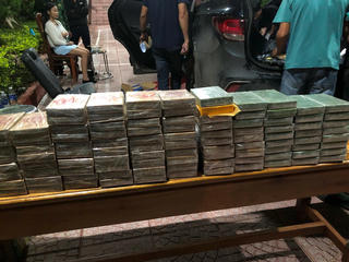 Bắt quả tang 5 đối tượng vận chuyển trái phép 100 bánh heroin
