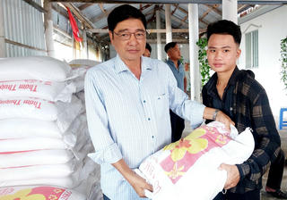 Hỗ trợ gạo cho xã viên và người dân có hoàn cảnh khó khăn