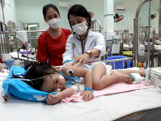 TP HCM: Trẻ em ồ ạt nhập viện vì bệnh đường hô hấp