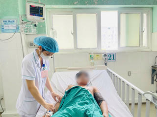 Quảng Ngãi: Cấp cứu 2 cha con nghi ngộ độc botulinum vì ăn cá chua