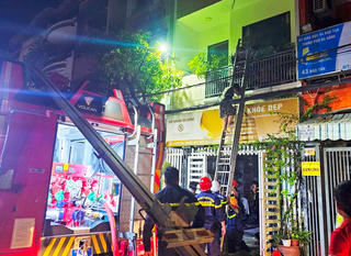 Đà Nẵng: Cháy nhà, 3 người được cứu thoát
