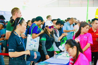 ‏Chật kín runner xếp hàng nhận Bib V‏‏PBank VnExpress Marathon‏‏ Ho Chi Minh City Midnight‏