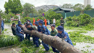 Cảnh sát biển giúp dân khắc phục hậu quả sau bão