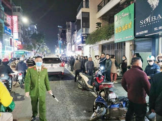 Điều tra vụ xe ô tô lao tốc độ cao đâm vào nhiều xe máy
