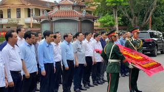 Chủ tịch Quốc hội Vương Đình Huệ viếng anh hùng liệt sĩ, thăm gia đình chính sách tại Quảng Trị