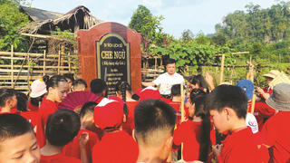 Dấu chân Cứu Quốc