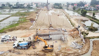 Thí điểm sử dụng 5.000m3 cát biển để đắp nền đường cao tốc Bắc-Nam
