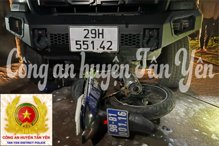 Tài xế xe bán tải đâm thẳng vào Tổ cảnh sát xử lý nồng độ cồn rồi bỏ chạy