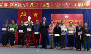 Mặt trận tỉnh Quảng Ngãi trao tặng 100 suất quà cho các hộ nghèo 