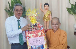Chủ tịch Mặt trận tỉnh Ninh Thuận thăm, chúc mừng nhân Đại lễ Phật đản năm 2022 