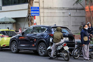 Hà Nội: Điểm đón, trả khách cho xe taxi thường xuyên bị chiếm dụng