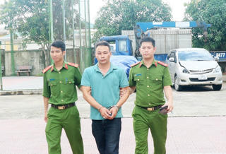 Khởi tố, bắt tạm giam tài xế điều khiển xe ô tô tông xe máy và kéo lê gần 2km