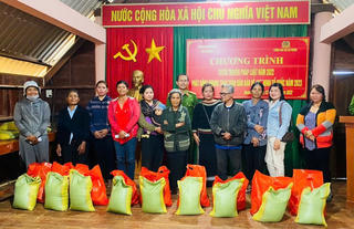Đắk Lắk: Công an xã Cư Êbur tổ chức nhiều hoạt động chăm lo cho người nghèo