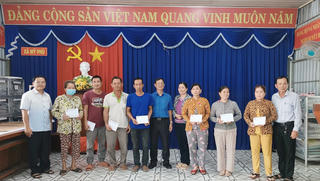 Lãnh đạo Mặt trận An Giang thăm hỏi các hộ dân bị ảnh hưởng bởi giông, lốc