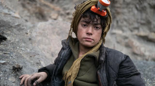 Những chàng trai trẻ trong các mỏ than đá tại Afghanistan