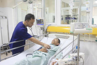 Người đàn ông ngộ độc nguy kịch sau khi ăn so biển