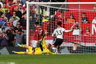 Thắng 2-1 Fulham, Man Utd đứng thứ 3 Premier League