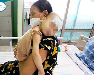 Uống Vitamin D quá liều trong thời gian dài, hai anh em ruột ngộ độc, suy thận cấp