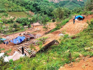 Hỗ trợ nhà ở, đất ở, đất sản xuất, chuyển đổi nghề cho đồng bào dân tộc thiểu số