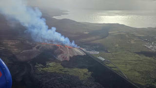 Núi lửa phun trào ở Iceland, du khách phải sơ tán
